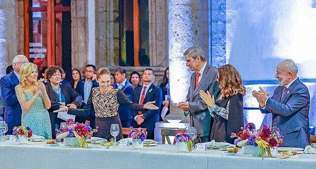 Claudia Sheinbaum Head table applause